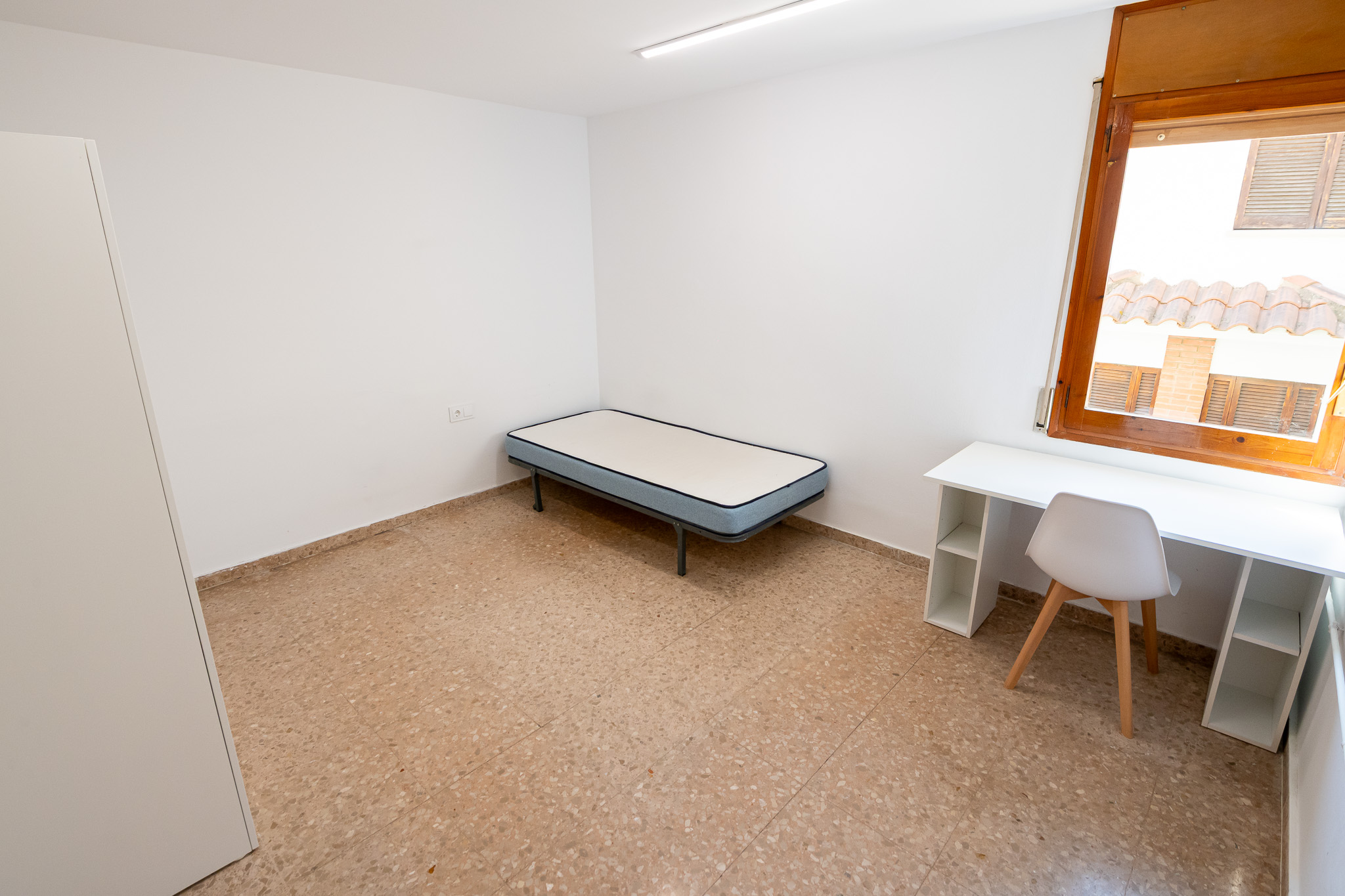 Code 213101 “Laia” – Quiet room in a renovated flat within an independent house with a garden, next to the UAB Bellaterra Campus.