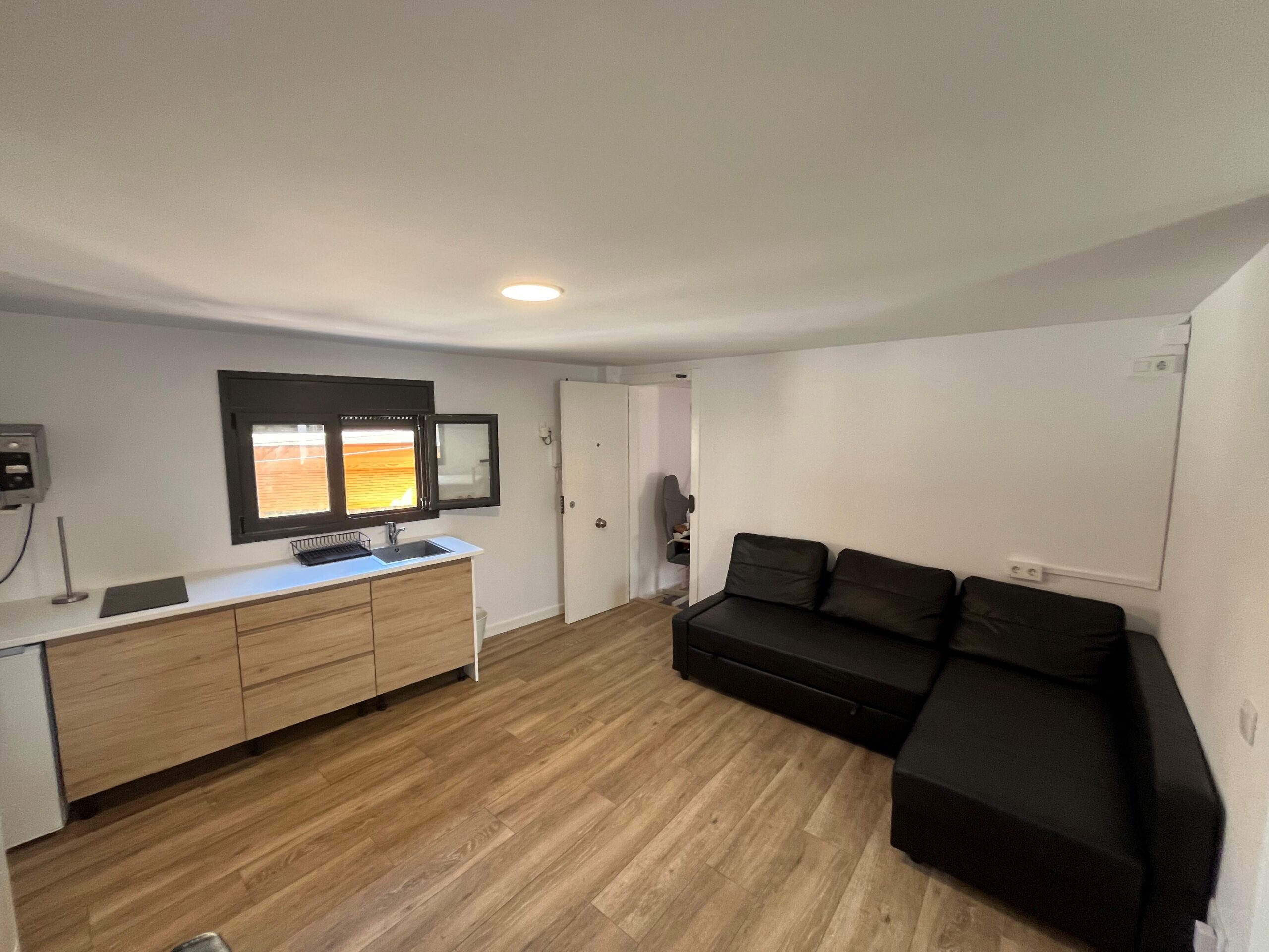Code 1015374. Josep Pla studio. New and centrally located studio apartment .  Five minuts walking from the city centre of Sabadell.  10 minuts to Campus Bellaterra. Good option
