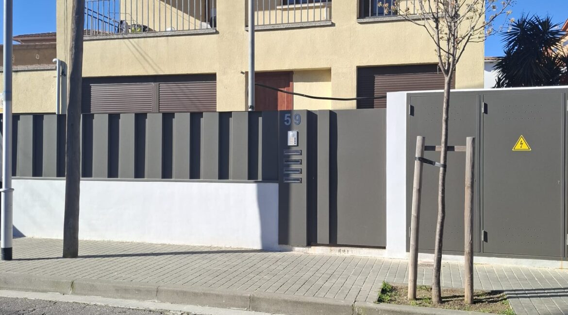 FACHADA Y PUERTA ENTRADA