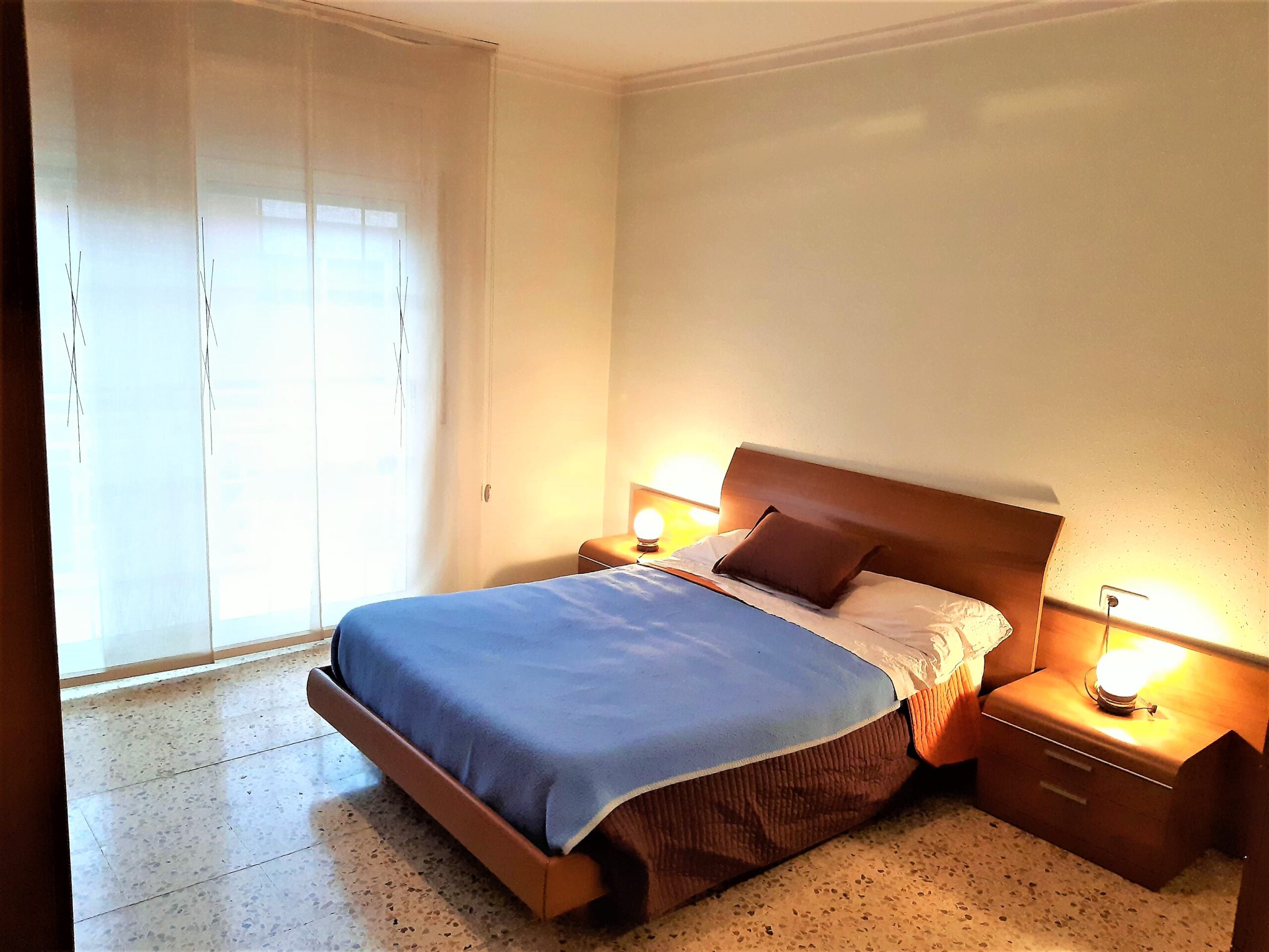 Code 963490. Large single room in large renovated apartment with terrace located in Sabadell.