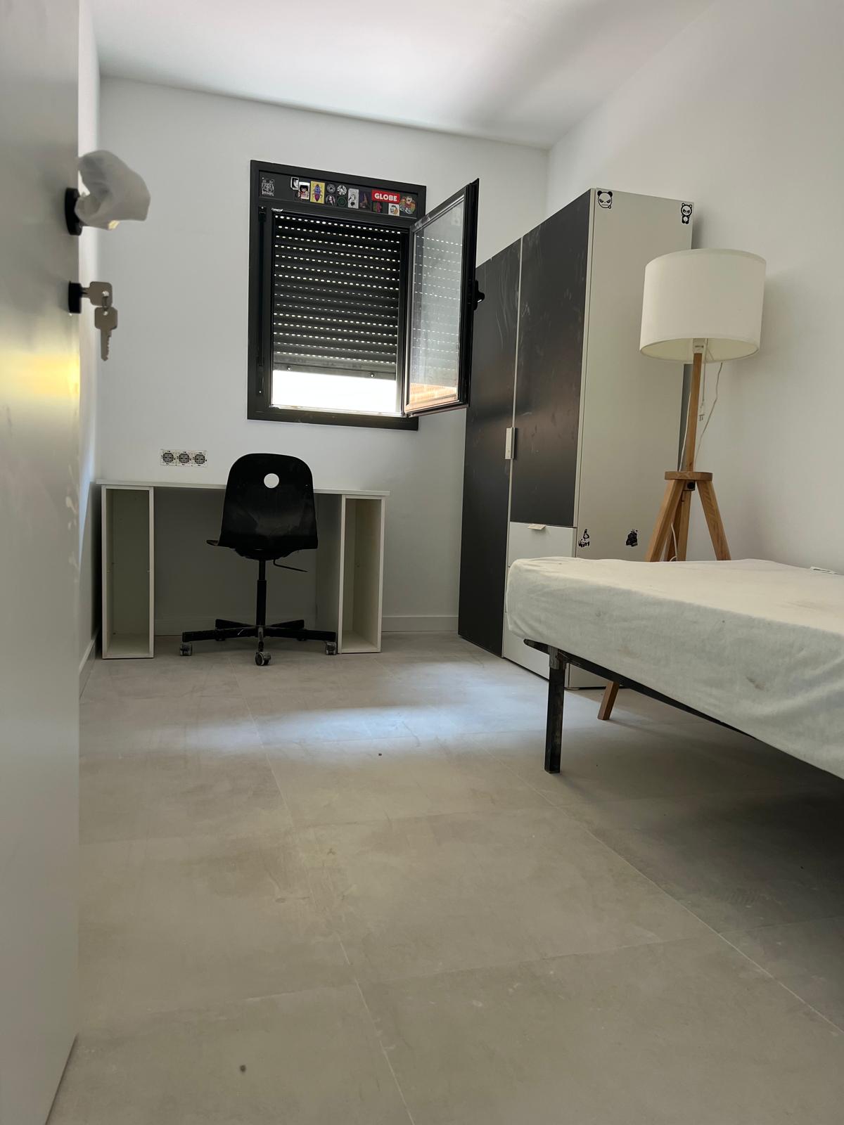 Code 216002 – Quiet room in a renovated flat within a house with a garden, right next to the UAB Bellaterra Campus.