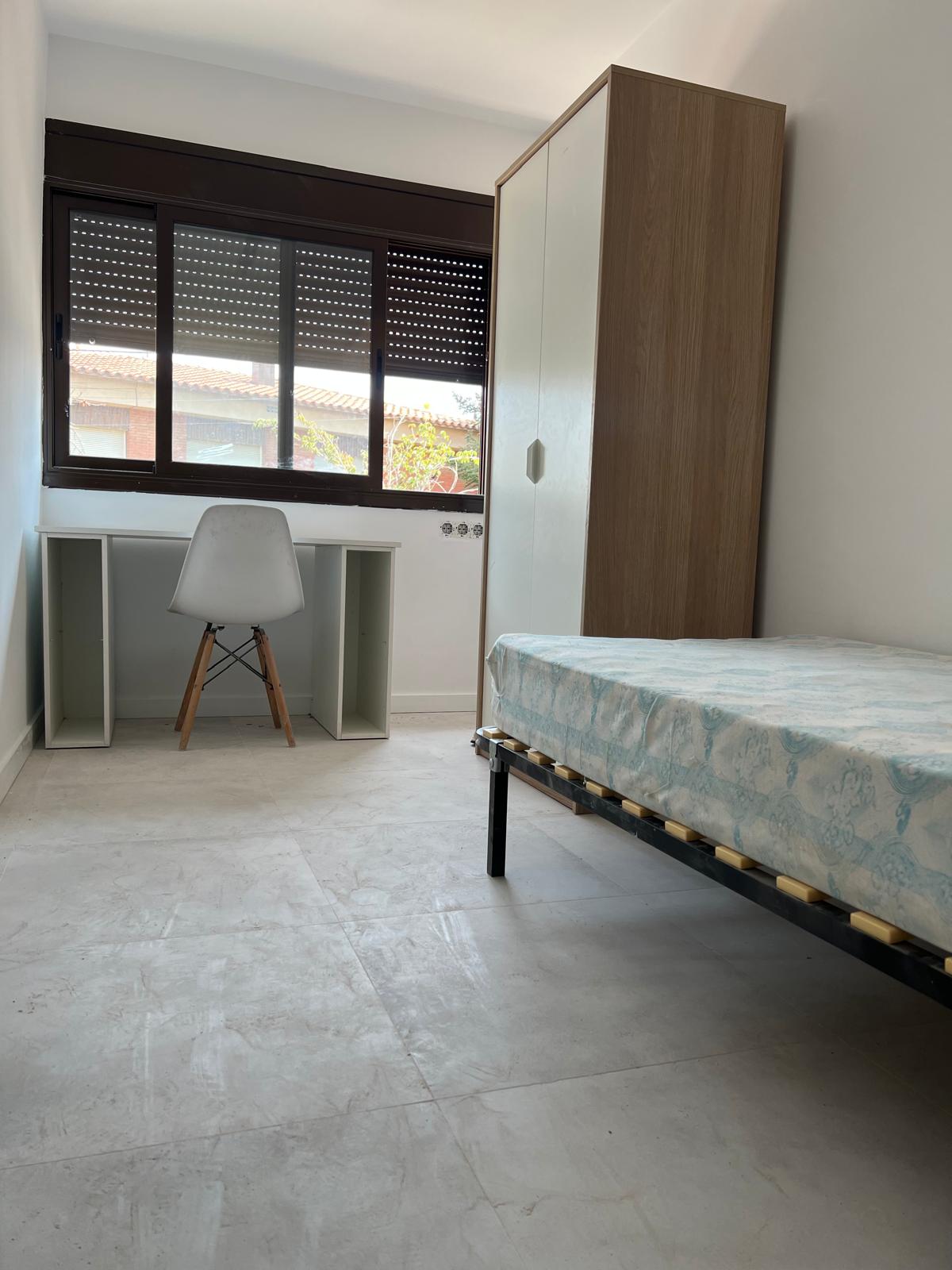Codigo 216001 – Habitación tranquila en piso renovado dentro de casa independiente con jardín.  Al lado del Campus Bellaterra, UAB.