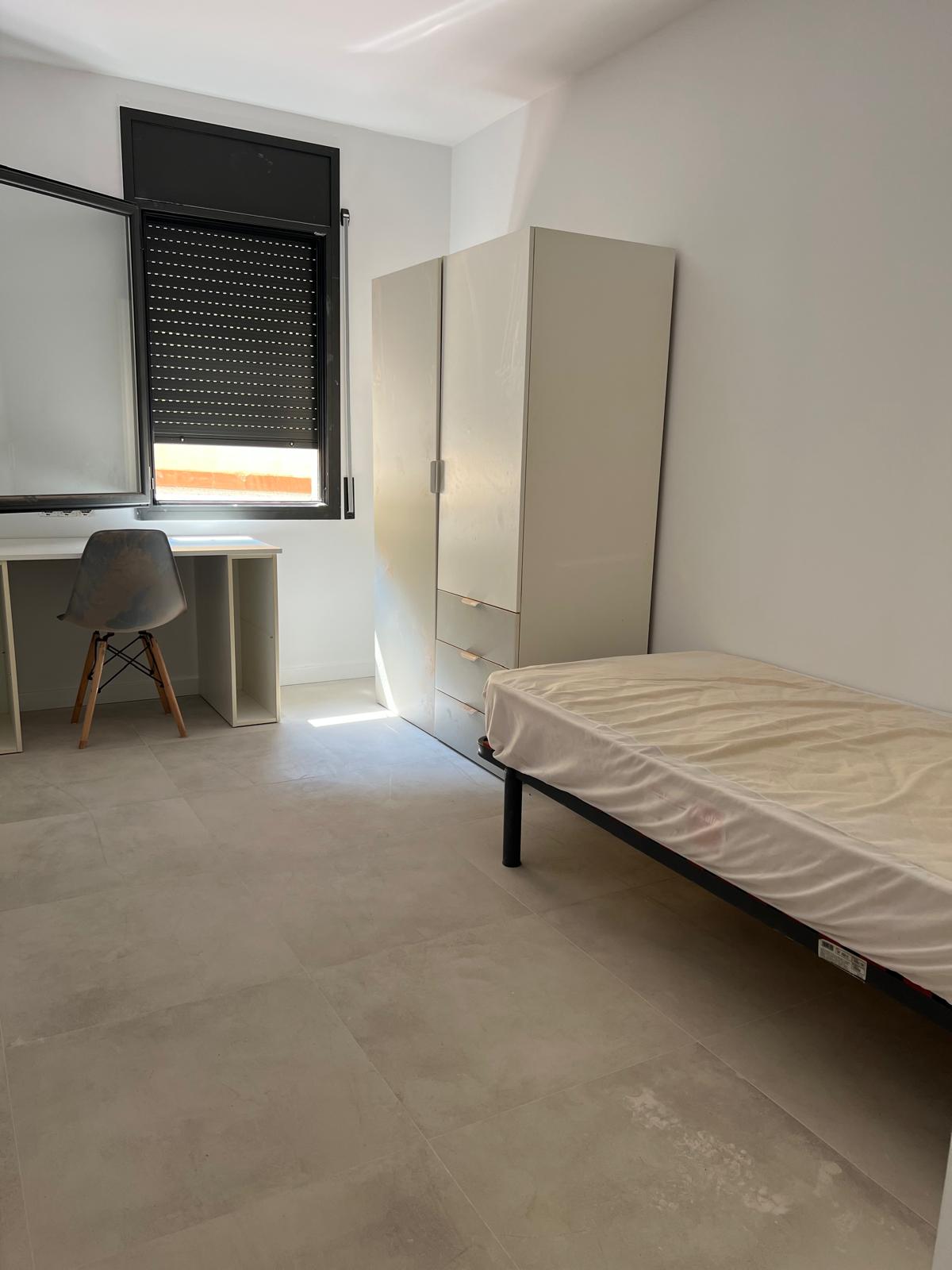 Code 216003 – Quiet room in a renovated flat within a house with a garden, right next to the UAB Bellaterra Campus.