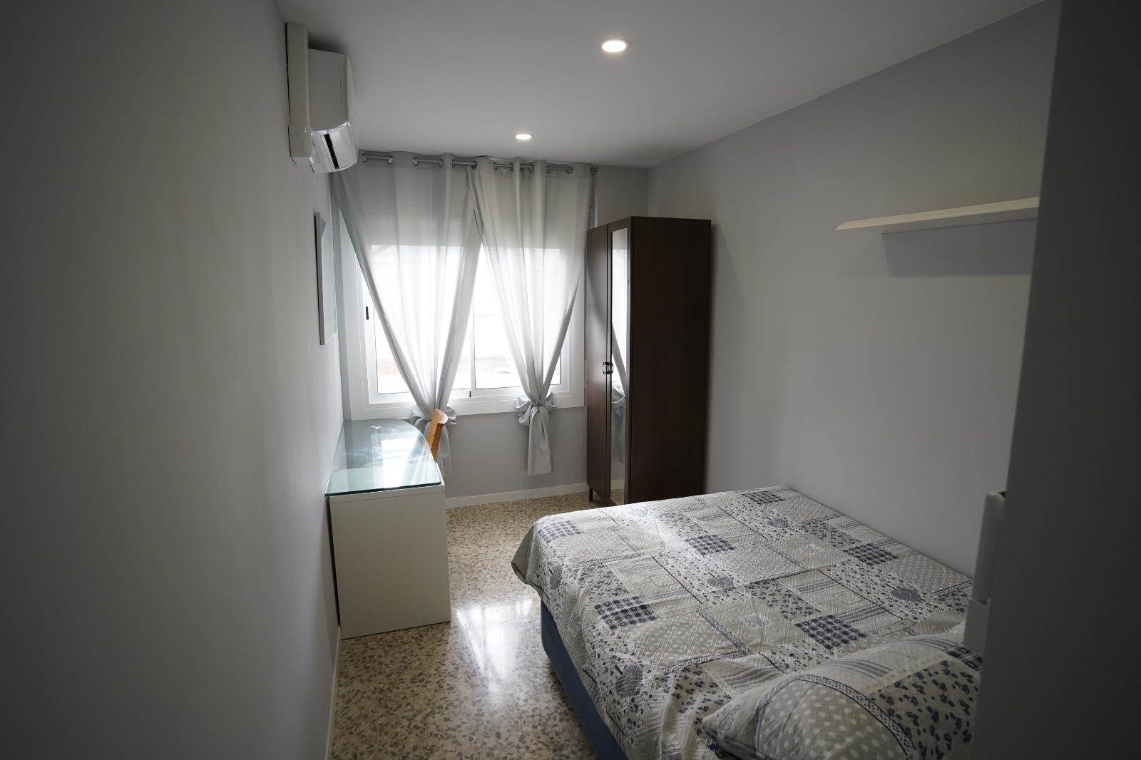 Código 1017725 “Siroco” – Amplio apartamento para estudiantes en el centro de Sabadell, a 9 minutos a pie de la estación “Can Feu”, cerca del Campus Bellaterra de la UAB.