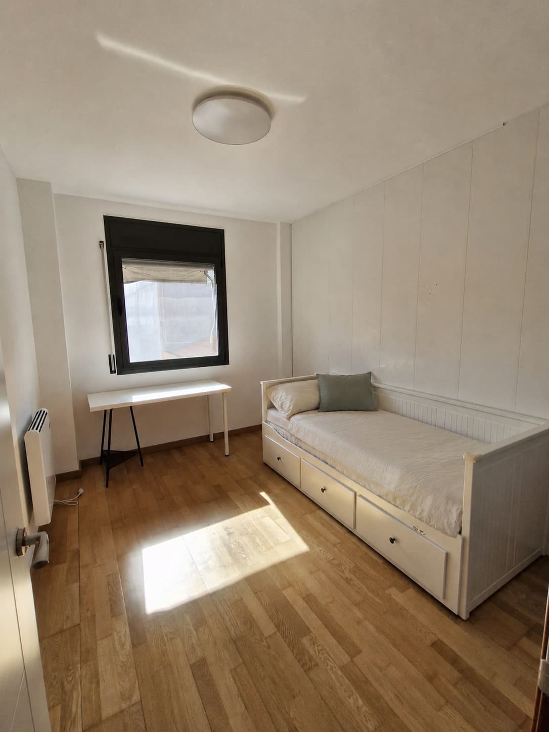 Código 217000 – Habitación individual con baño privado en ático dúplex de obra nueva con terraza y barbacoa, bien comunicado con el Campus de Bellaterra (UAB).