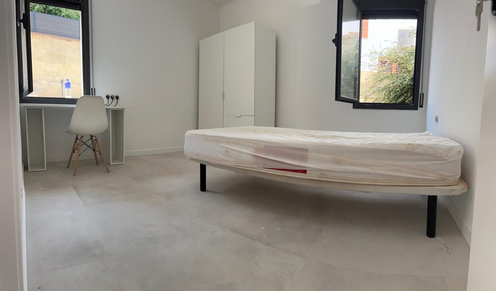 Codigo 215001 –Habitación tranquila en piso renovado dentro de casa independiente con jardín.  Al lado del Campus Bellaterra, UAB.