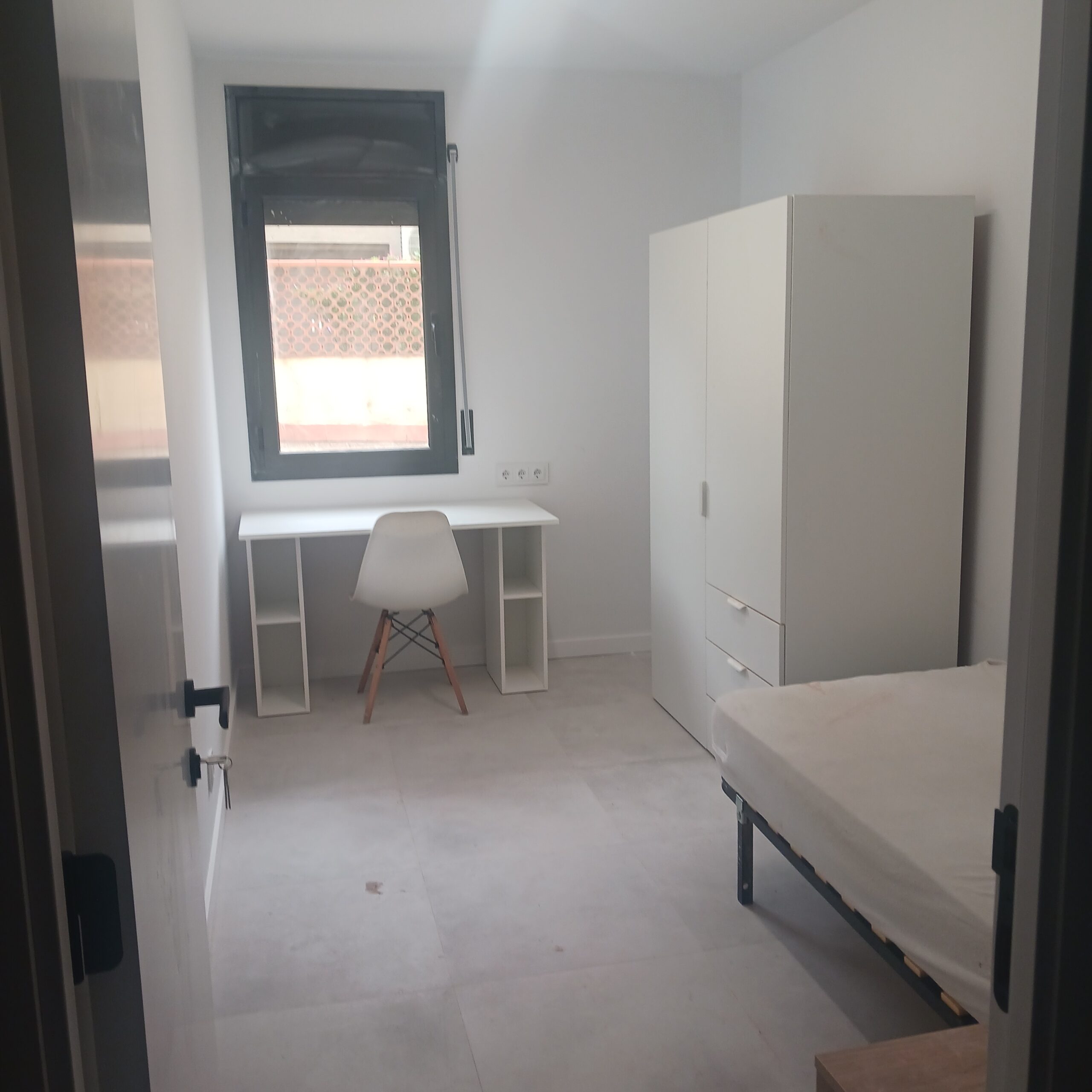Code 215004 – Quiet room in a renovated flat within a house with a garden, right next to the UAB Bellaterra Campus.