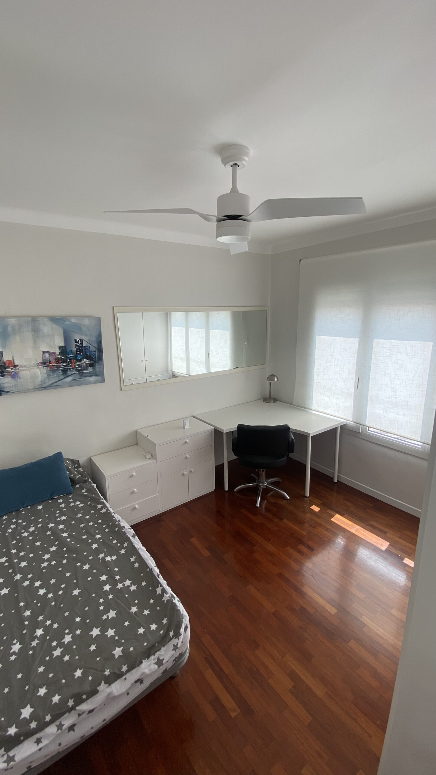 Code 805930 “Llac” – Single room in shared accommodation with students in Sabadell. Five minutes walking from the Catalan Railways station “Can Feu”