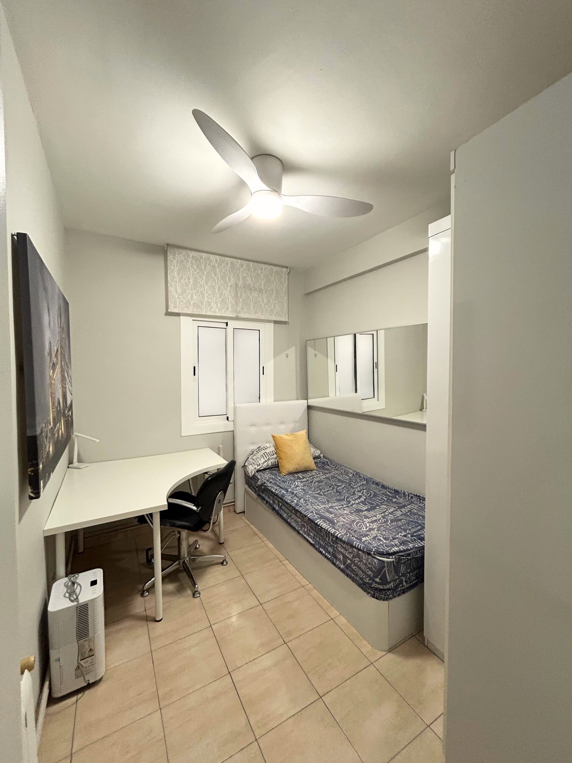 Code 1017693 “Londres”. Large room in shared accommodation with students in Sabadell. Five minutes walking from the Catalan Railways station “Can Feu”