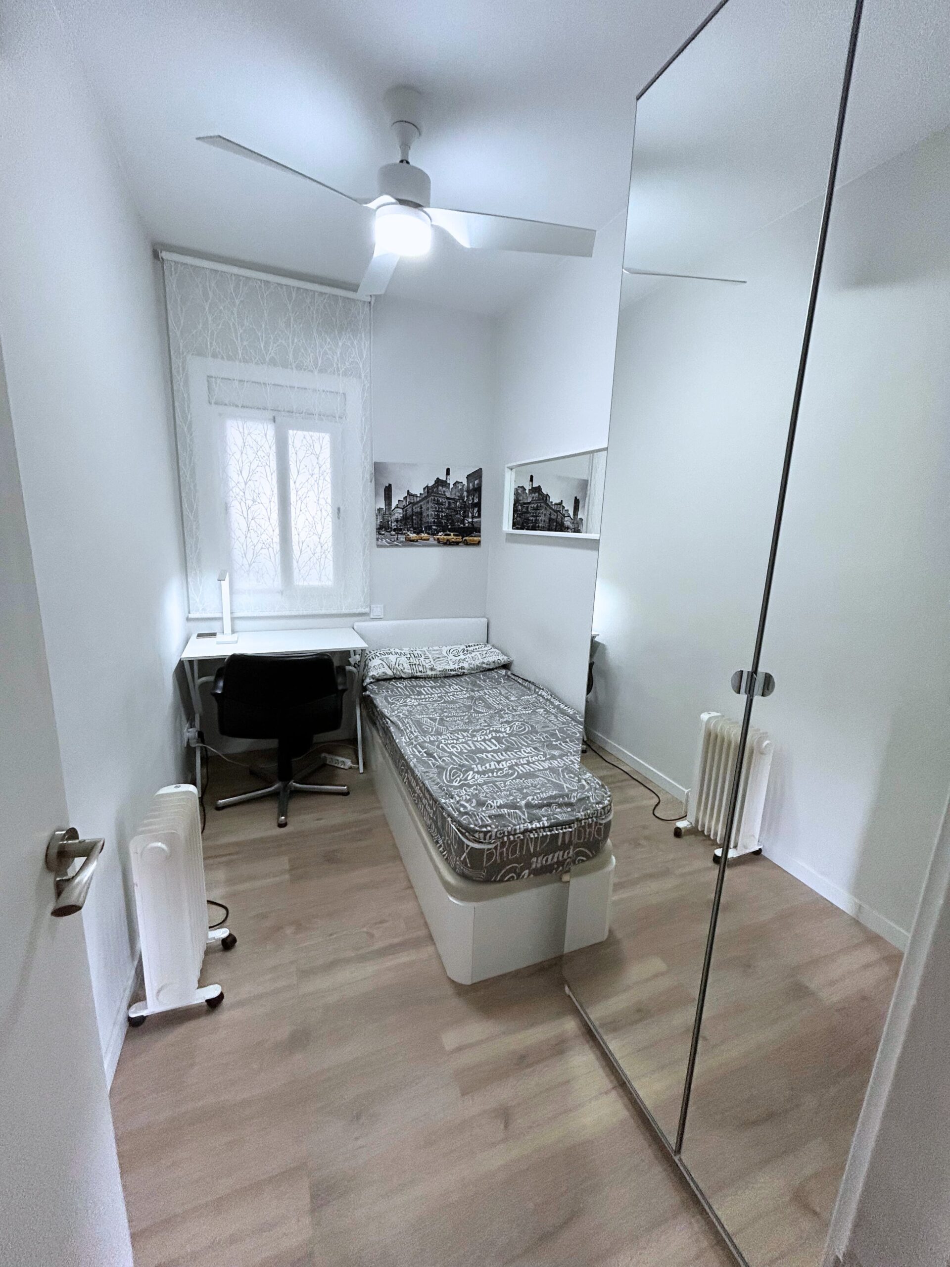 Code 1017695  “Manhatan”  –  Recently opened student flat in the center of Sabadell. Five minutes from “Creu Alta” Catalan Railways station, 22 minutes to UAB Bellaterra Campus.