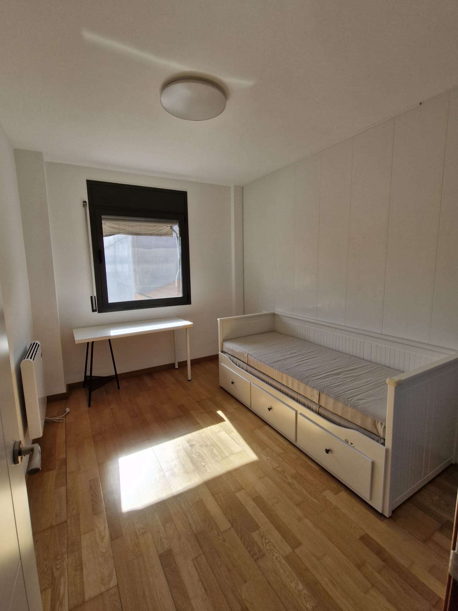 Code 217000 –  Spacious Duplex with Private Bathrooms and Terrace Close to UAB Campus
