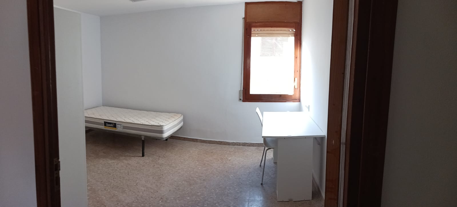 Code 213101 – Quiet room in a renovated flat within an independent house with a garden, next to the UAB Bellaterra Campus.