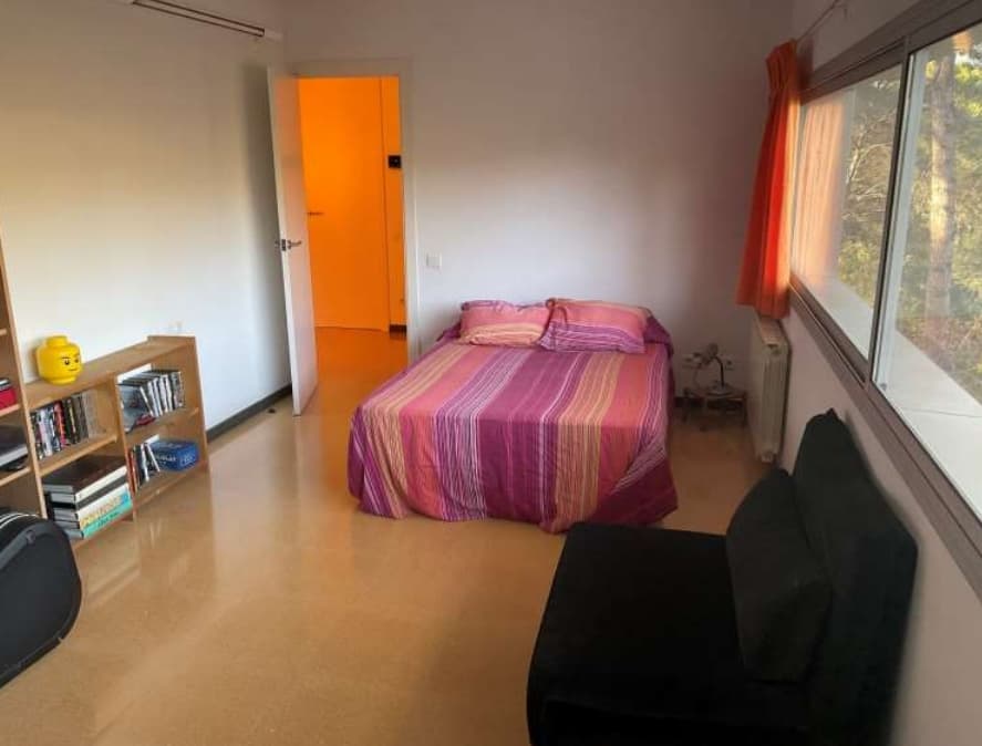 Código 1017709.  Amplia casa con jardín en Bellaterra, compartida con el propietario. Baño privado. Entorno tranquilo y cerca del Campus Bellaterra, UAB.