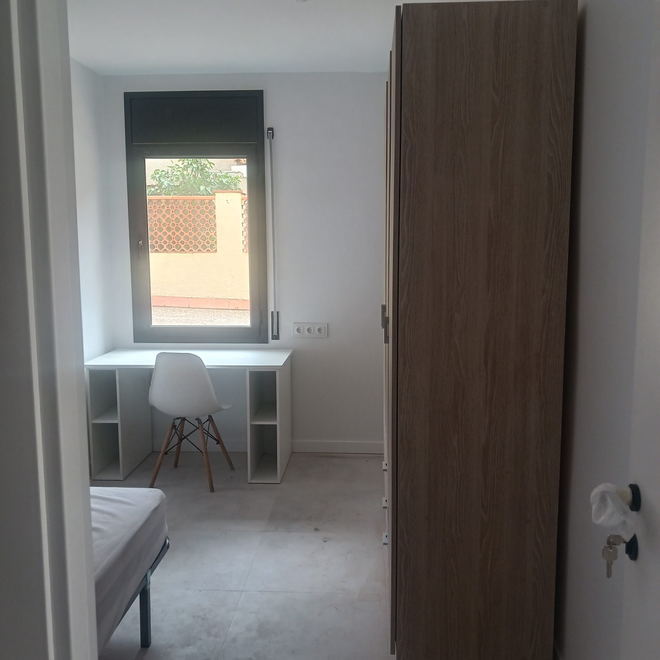 Code 215003 – Habitación tranquila en piso renovado dentro de casa independiente con jardín.  Al lado del Campus Bellaterra, UAB.