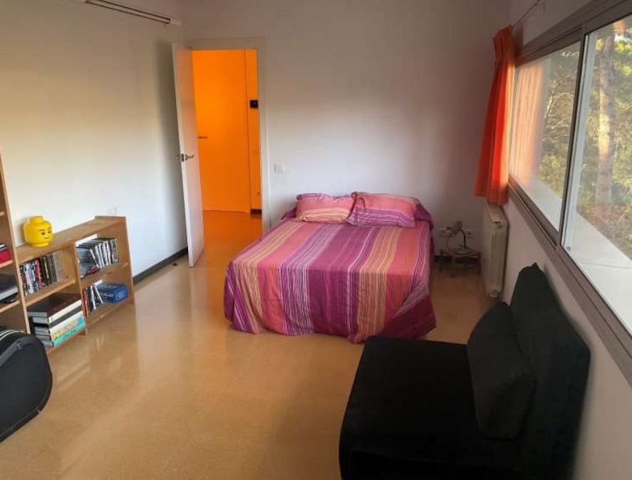 Code 1017709. Spacious room with a double bed and private bathroom in a detached house surrounded by nature. Located 15 minutes on foot from the UAB Bellaterra Campus.