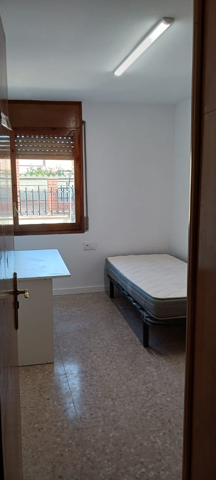 Code 213104 – Habitación tranquila en piso renovado dentro de casa con jardín al lado del Campus Bellaterra, UAB.