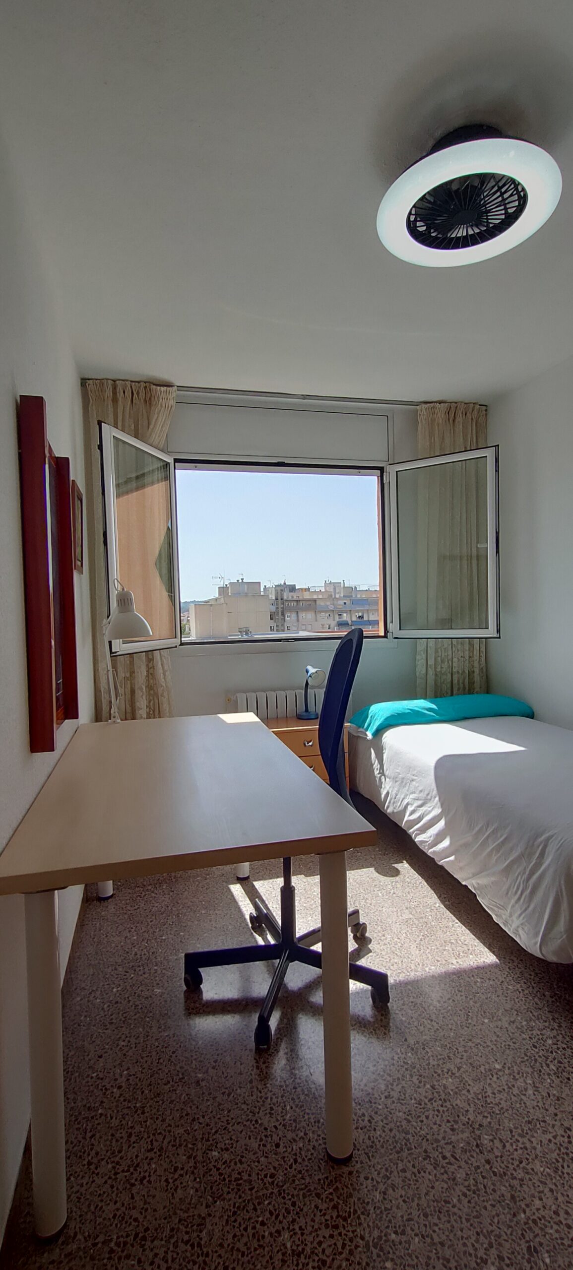 Code 1017717  “Atenas”. Large flat to share with three students. Cerdanyola. Well communicated. 15 minutes from Campus Bellaterra, UAB