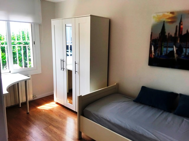 Code 727512. Large room in new apartment to share with students. Sabadell