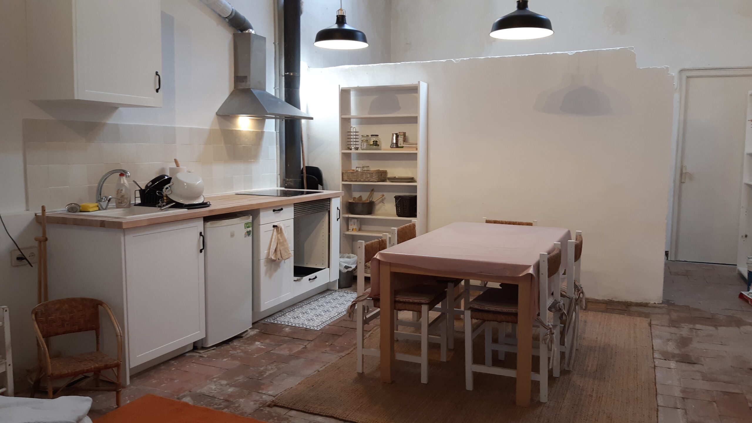 Code 1017702. Private and Independent Studio with Academic Atmosphere. Located in the center of Sant Cugat. An 8-minute walk from FGC station “Sant Cugat”. 20 minutes from UAB Bellaterra Campus.