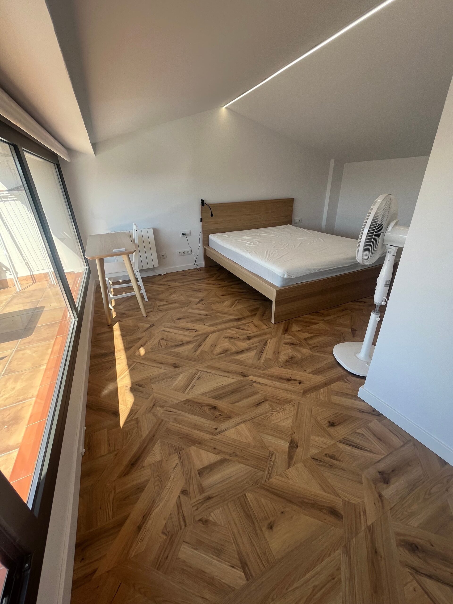 Code 205001 – Studio “Antoni Gaudi”. Brand new, ideal for one person or a couple. Located in Sabadell city center, just 5 minutes from the Ferrocarrils Catalans station “Plaça Major”. Great option