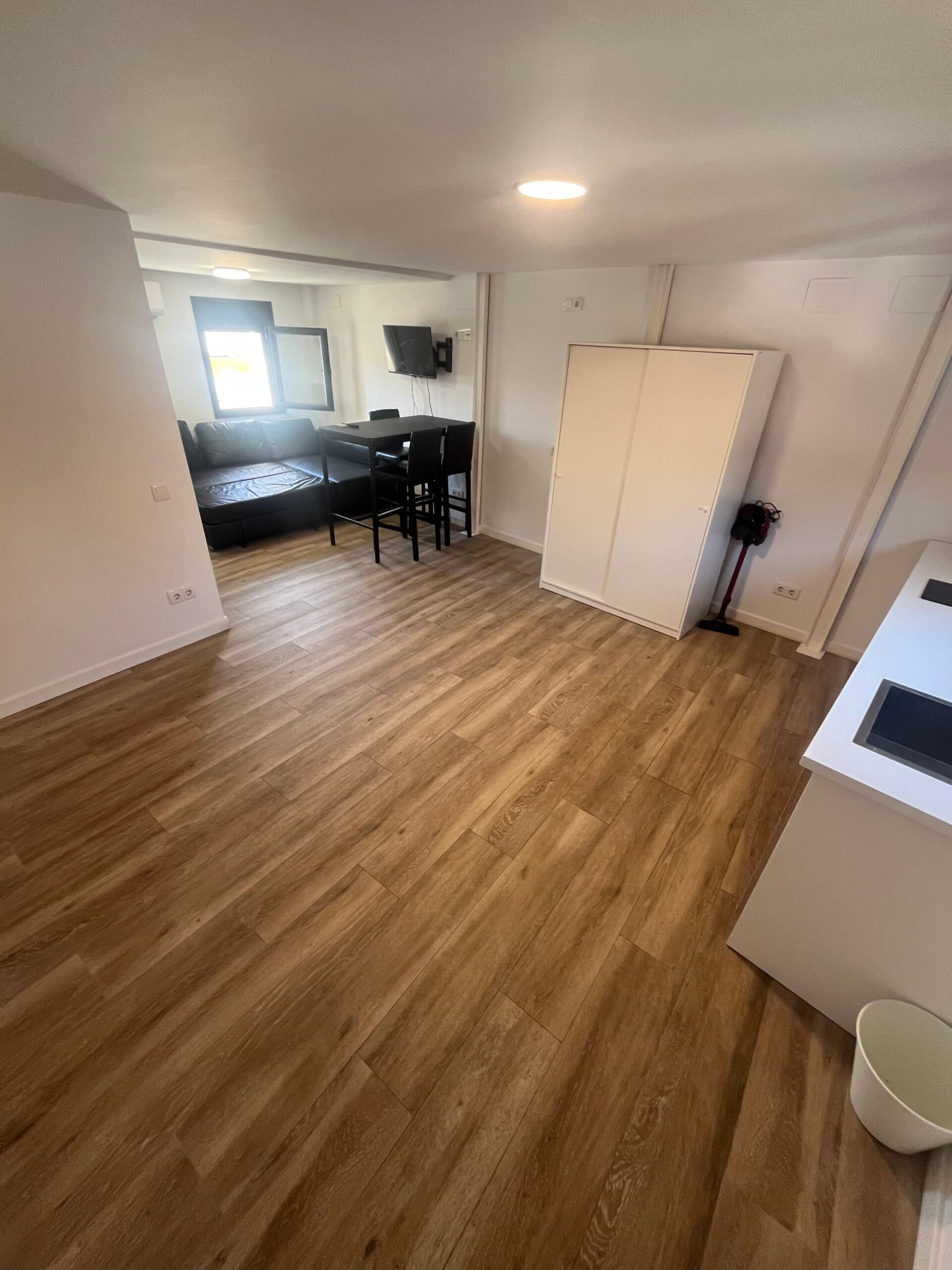 Code 1015374. Josep Pla studio. New and centrally located studio apartment .  Five minuts walking from the city centre of Sabadell.  10 minuts to Campus Bellaterra. Good option
