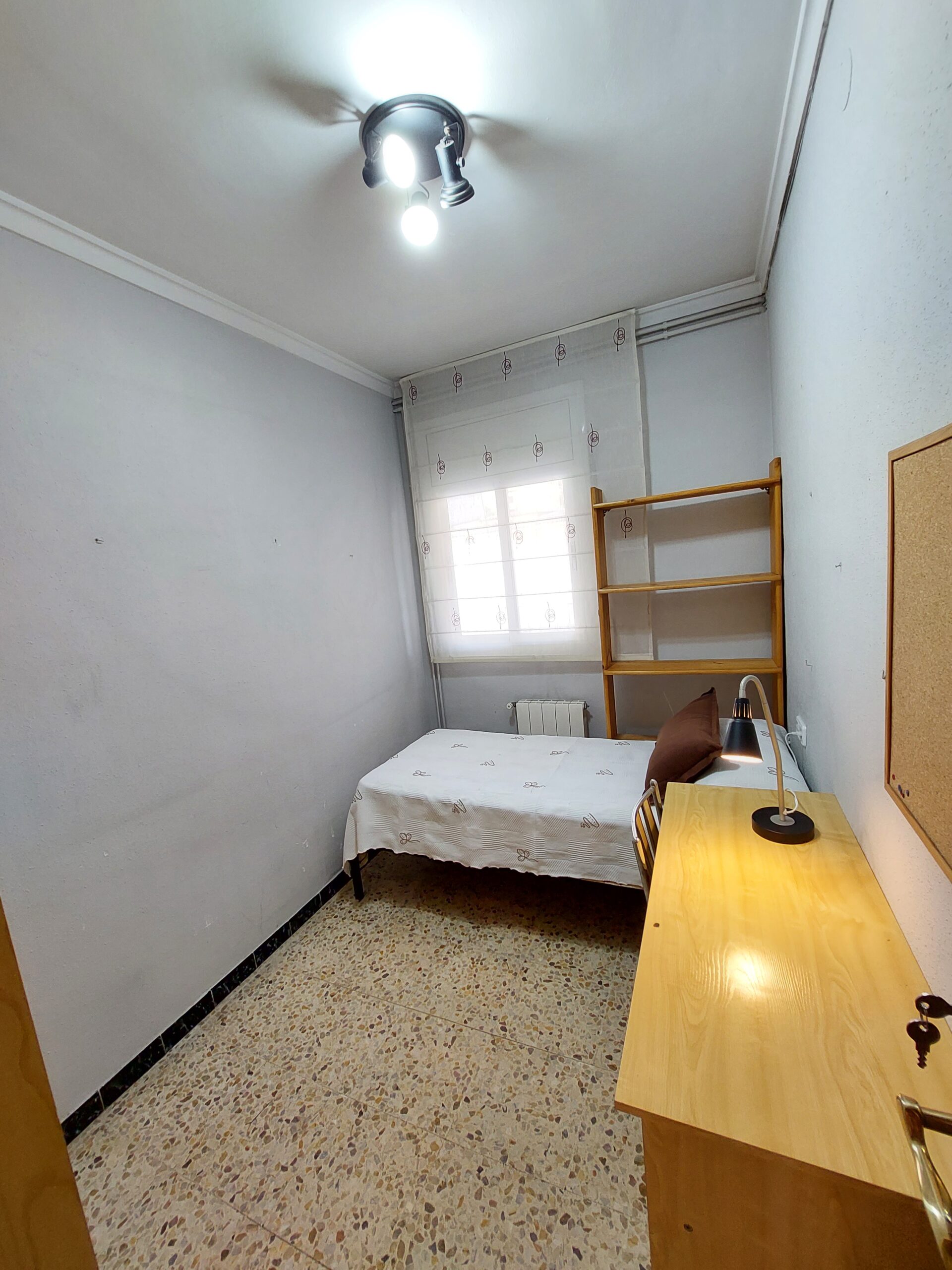 Código 980912. Habitación individual en piso de estudiantes grande con terraza ubicado en Sabadell.