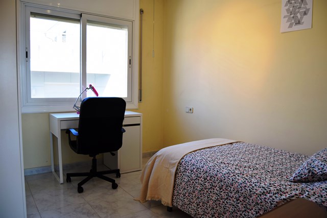 Code 705894. Single room in a 2-storey house to share with students. Rubi, 10 minutes from the Catalan railroads in Rubi.