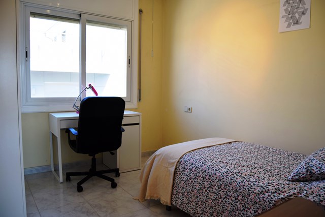 Code 705894. Single room in a spacious two-story townhouse, shared with other students. Located in Rubí, just a 10-minute walk from the Ferrocarriles Catalanes station, which takes you to the UAB campus.