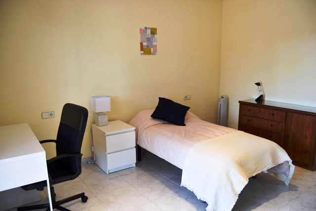 Code 705959. Single room in a 2-storey house to share with students. Rubi, 10 minutes walk from the Catalan railroads Rubi