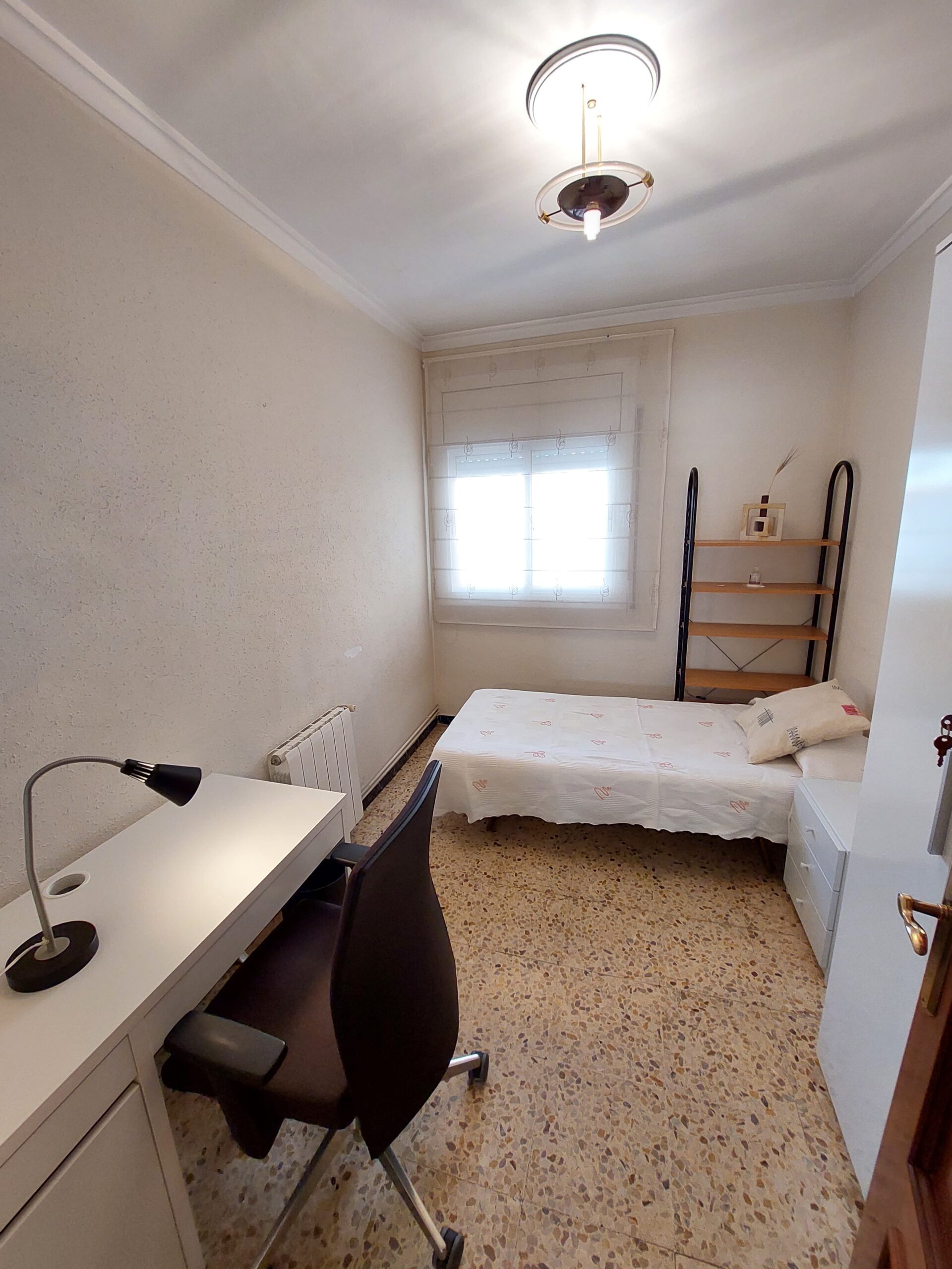Code “Saleta”. Bright single room in a flat to share with students. Sabadell