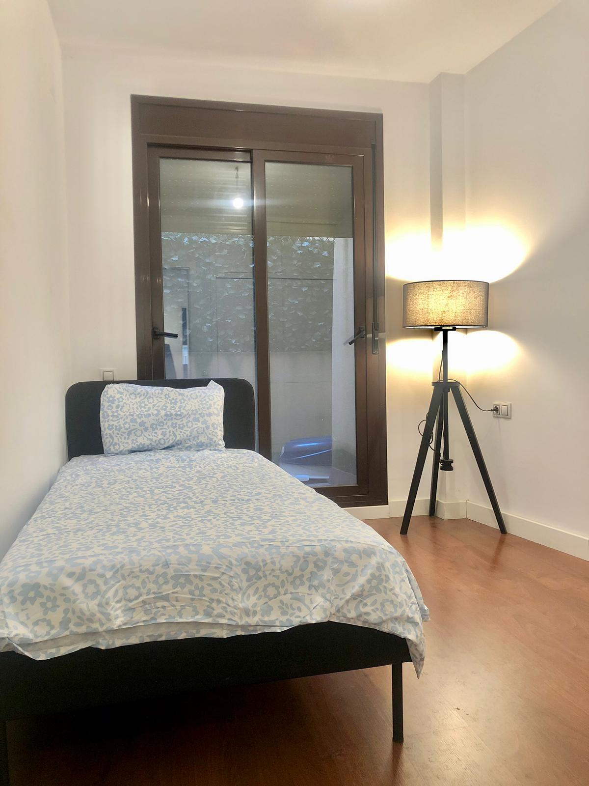 Código 207001 – Acogedora habitación individual privada con acceso a patio y baño privado en piso compartido con la propietaria. Excelente ubicación en Sabadell. Muy bien conectado con el Campus de Bellaterra.
