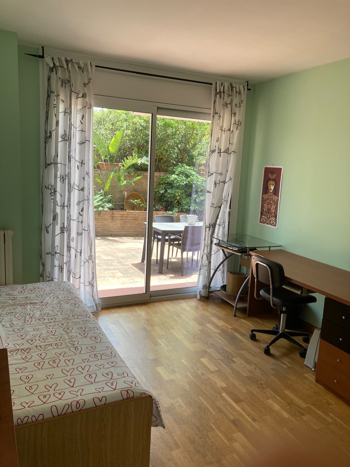 Code 217000 – Single room with private bathroom in a brand-new duplex penthouse with terrace and barbecue, well connected to the UAB Bellaterra Campus