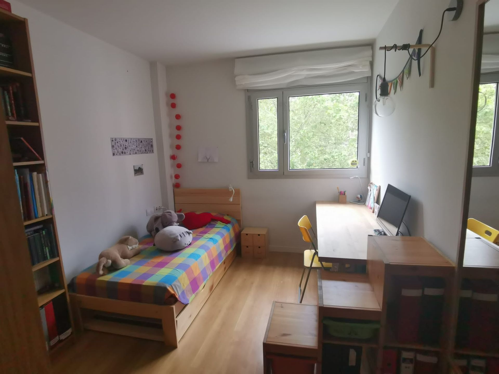 Code 1017745 . Spacious and renovated apartment to share with a family in Sant Cugat del Vallès, right in front of the FGC Mirasol station. Just 20 minutes from the UAB Bellaterra campus.