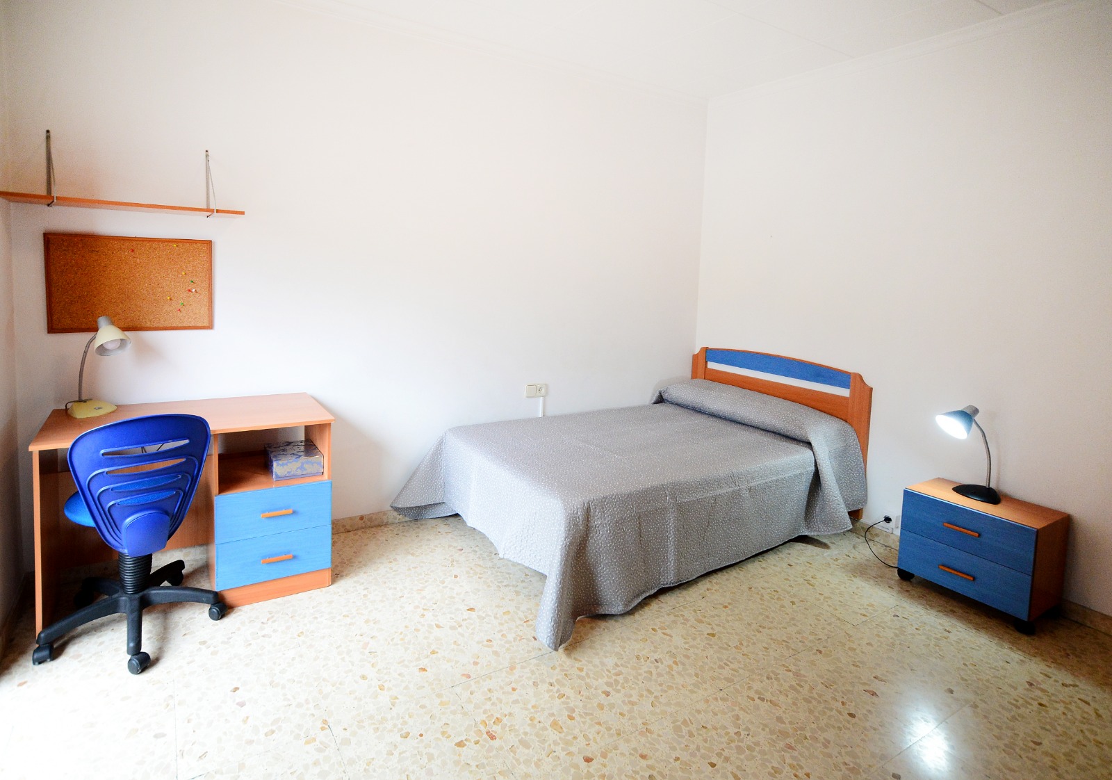 Code 952149. Single room in a shared apartment with students in Ripollet, conveniently located near transport to access the UAB Bellaterra Campus.